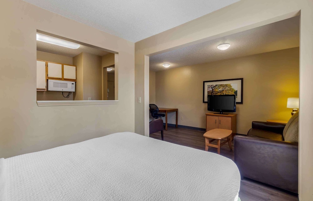 Deluxe Studio, 1 Queen Bed With Sofa Bed, Non Smoking - Photo 2