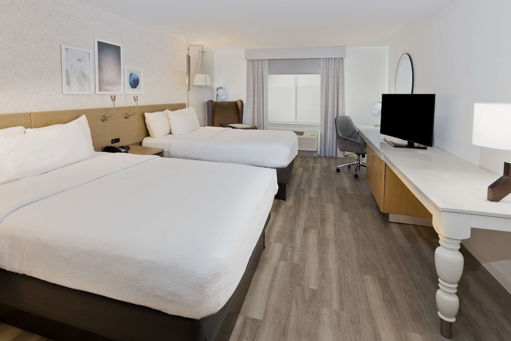 Room, 2 Queen Beds, Accessible (Roll In Shower) photo 3