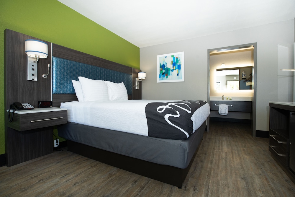 Standard Room, 1 King Bed, Accessible, Bathtub - Photo 4
