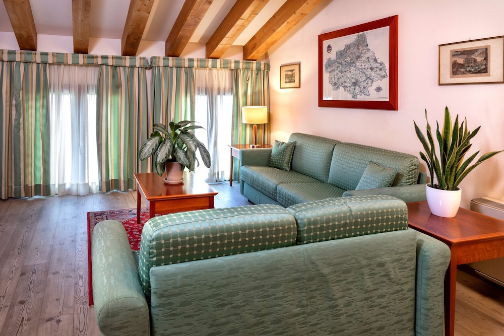 Junior Suite, 1 King Bed, Non Smoking (Sofabed is a double bed) - Photo 4