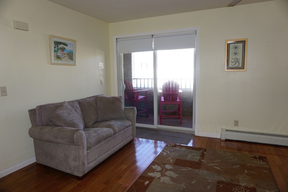Room 1: Queen bed, twin pullout, private bath photo 3