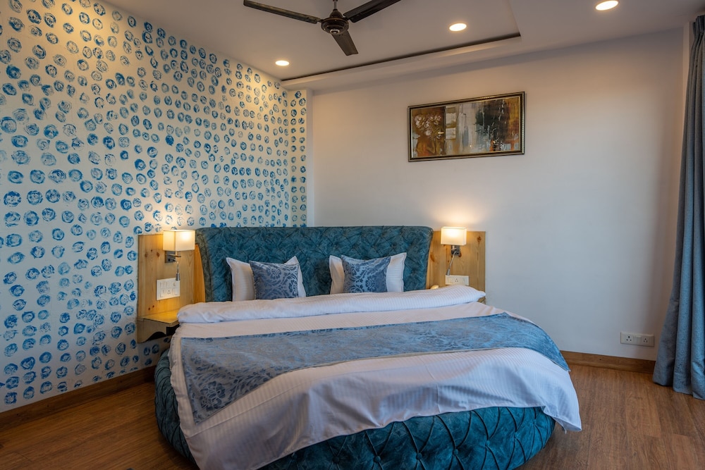 Honeymoon Suite - Photo 6