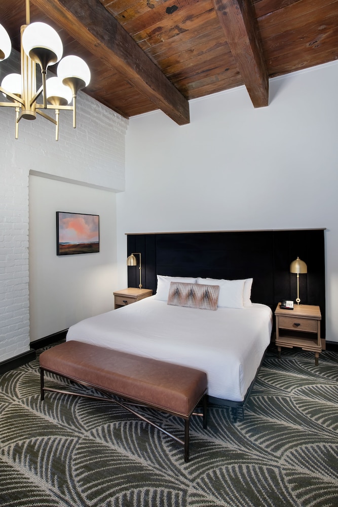 Superior Studio, 1 King Bed photo 3