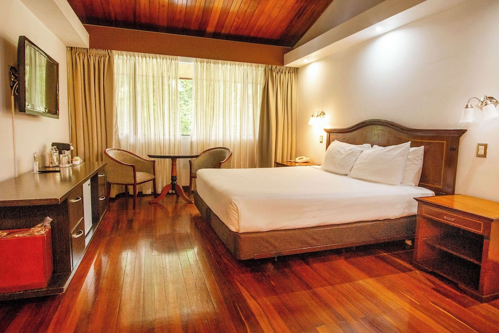 Standard Room, 1 King Bed, Non Smoking - Photo 1