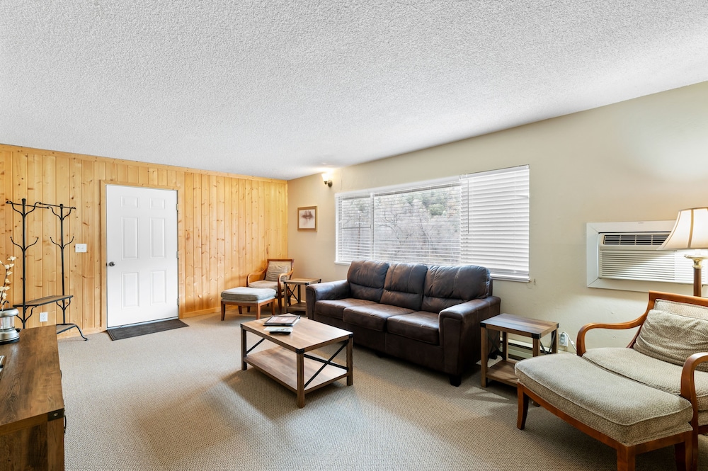 Traditional Penthouse, 2 Bedrooms, Kitchen, River View