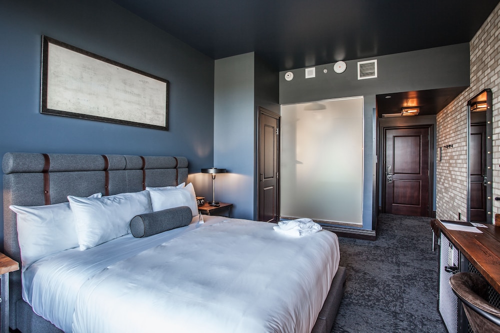 Traditional Room, 1 King Bed photo 3