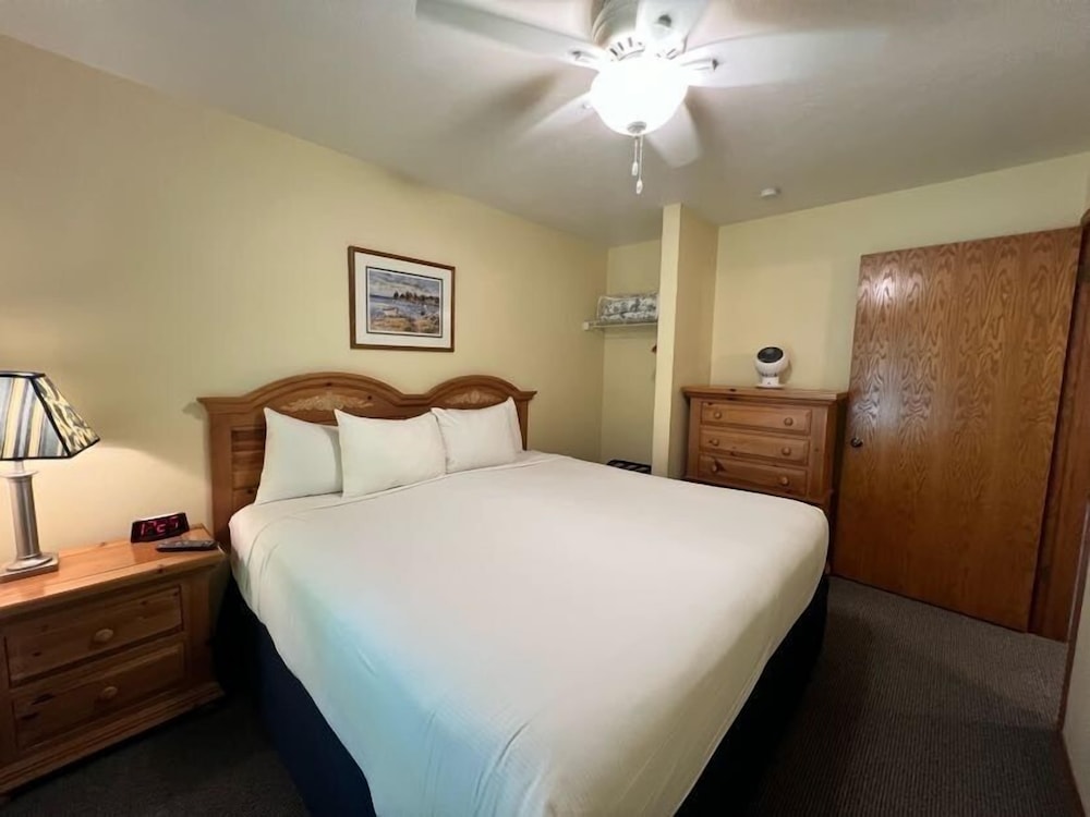 King Suite, Poolside, w/ Outdoor Table, First Floor photo 3