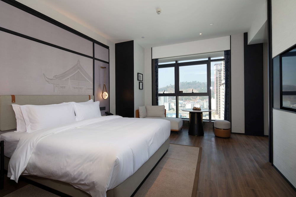 Deluxe Room, 1 King Bed, Non Smoking (Entertainment) photo 1