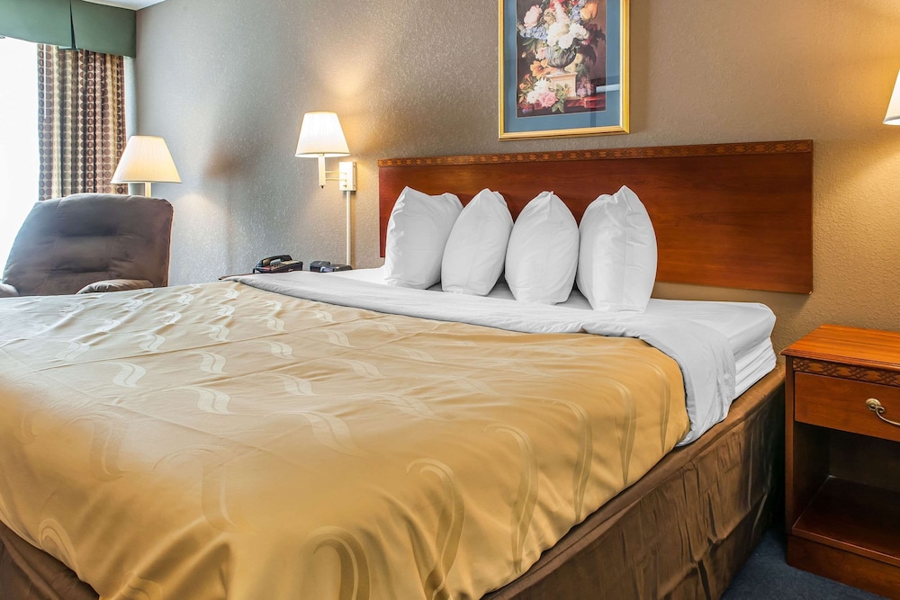 Standard Room, 1 King Bed, Non Smoking - Photo 1