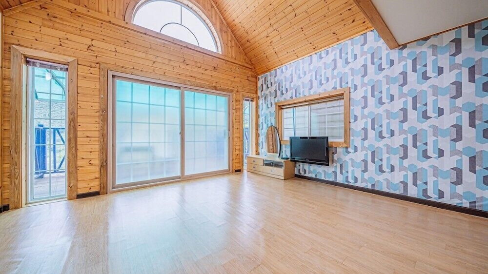 Room (Swiss A) - Photo 1