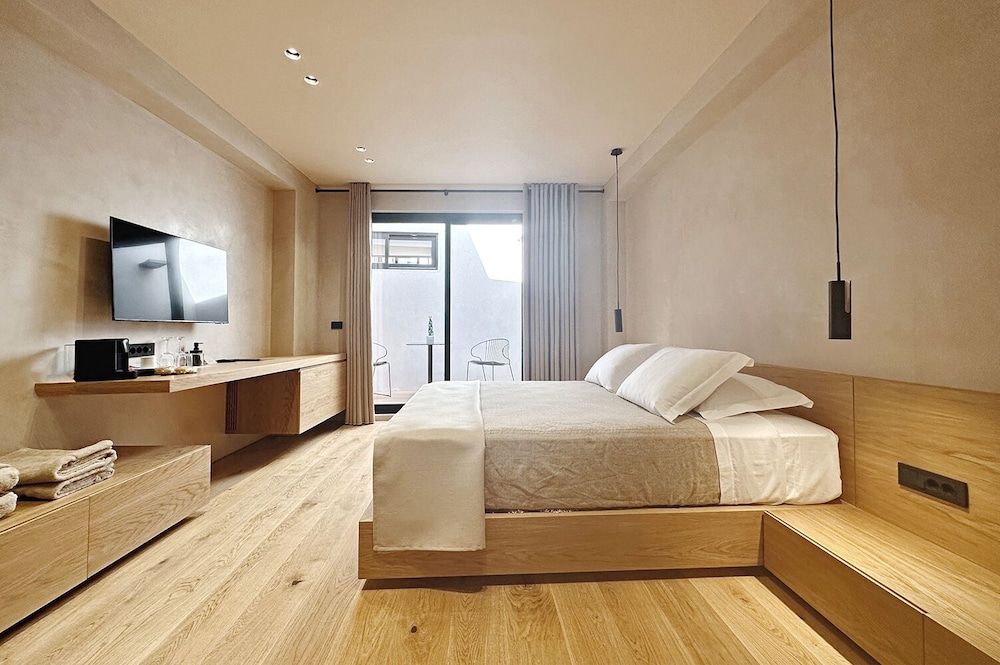 Design Suite with Indoor Hot Tub