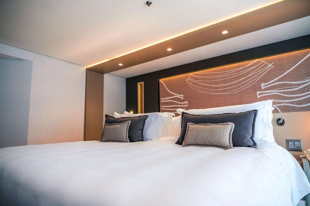 Deluxe Room, 1 King Bed thumbnail 6