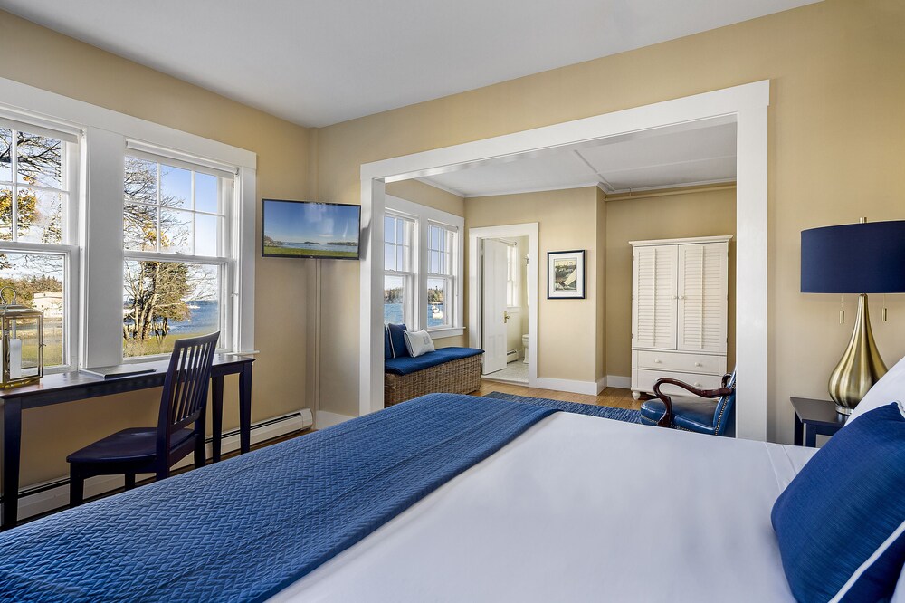 Deluxe Suite, 1 King Bed, Harbor View (3) photo 1