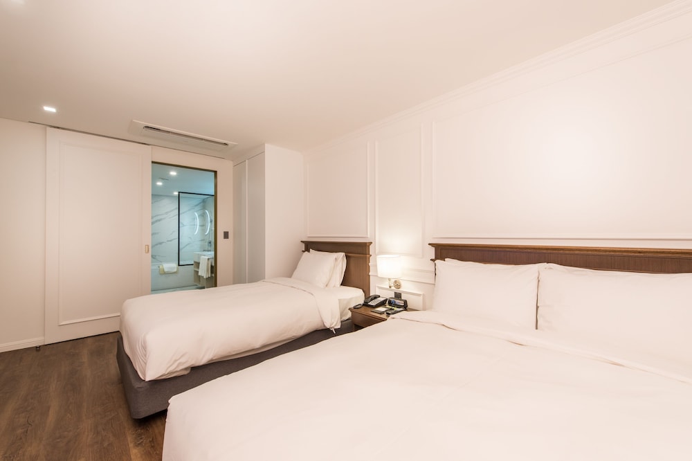 Honor Suite, 2 Bedroom photo 3