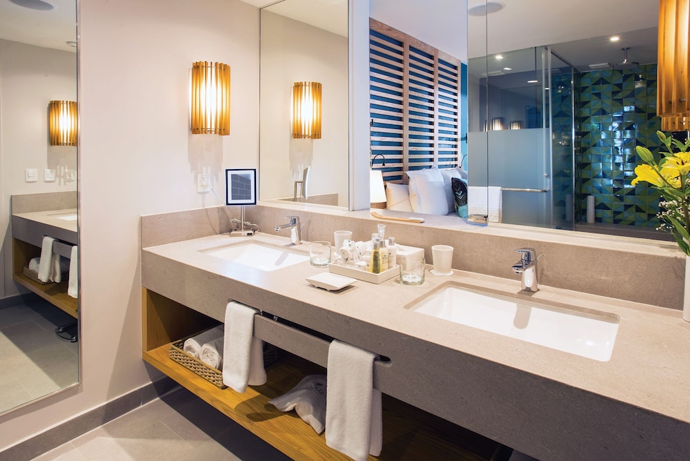 Junior Suite Partial Ocean View King thumbnail 5