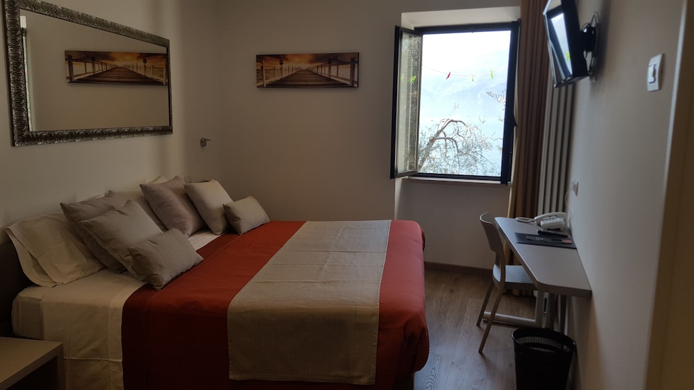 Superior Room, 1 King Bed, Garden View photo 1