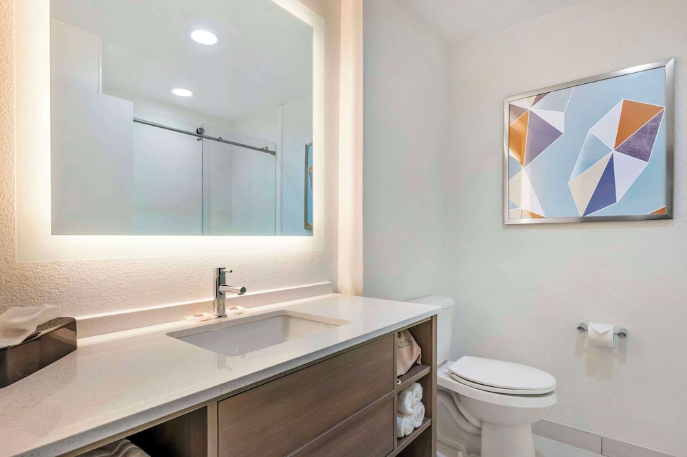 Suite, Accessible, Non Smoking (2 Queen Beds & 1 Sofa Bed) - Photo 4