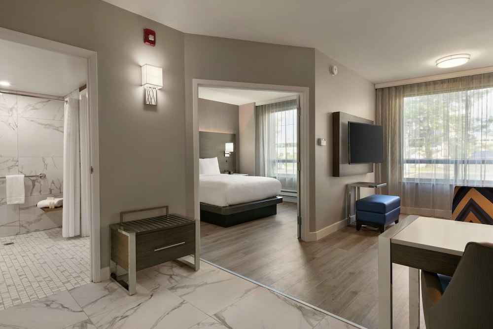Suite, 1 Queen Bed, Accessible (Roll-In Shower) - Photo 3
