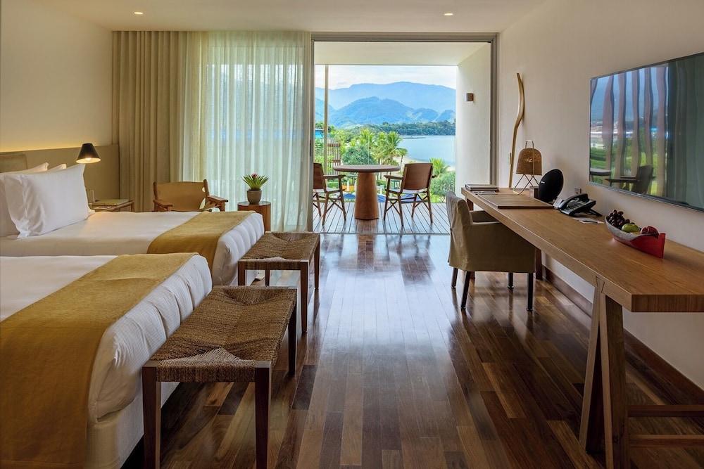 Quarto luxo, 2 camas de solteiro, vista parcial para o oceano
