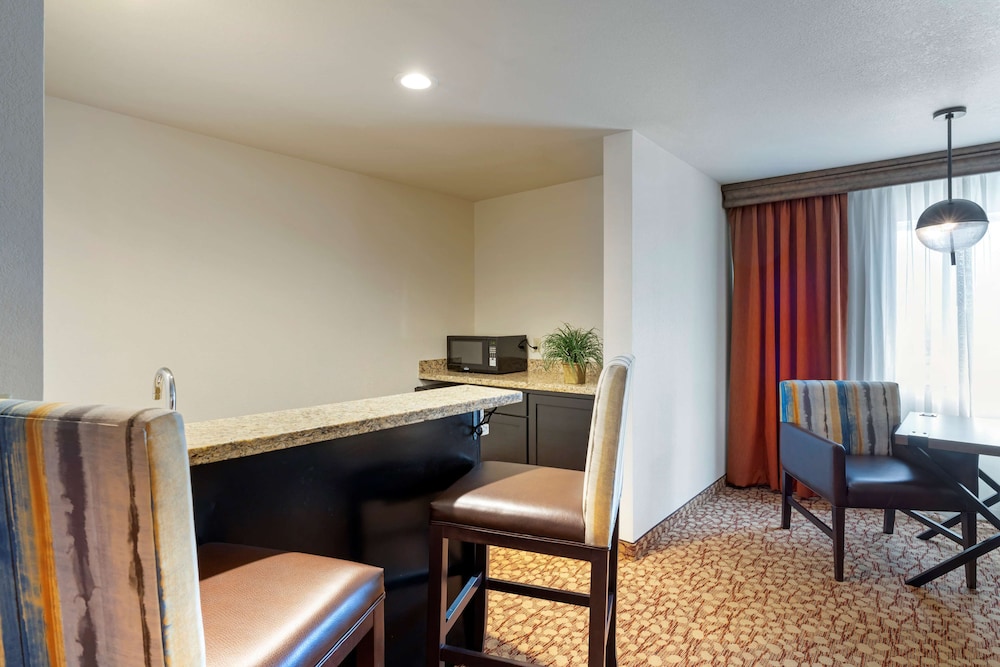 Suite, 2 Queen Beds, Non Smoking, Refrigerator & Microwave - Photo 4