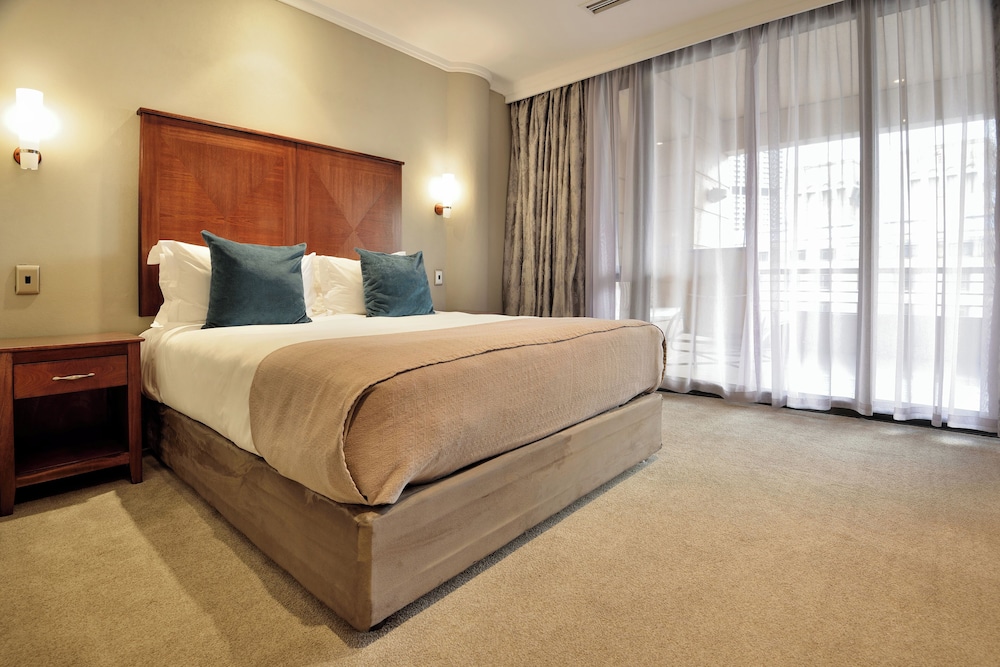 Suite, 2 Bedrooms - Photo 2