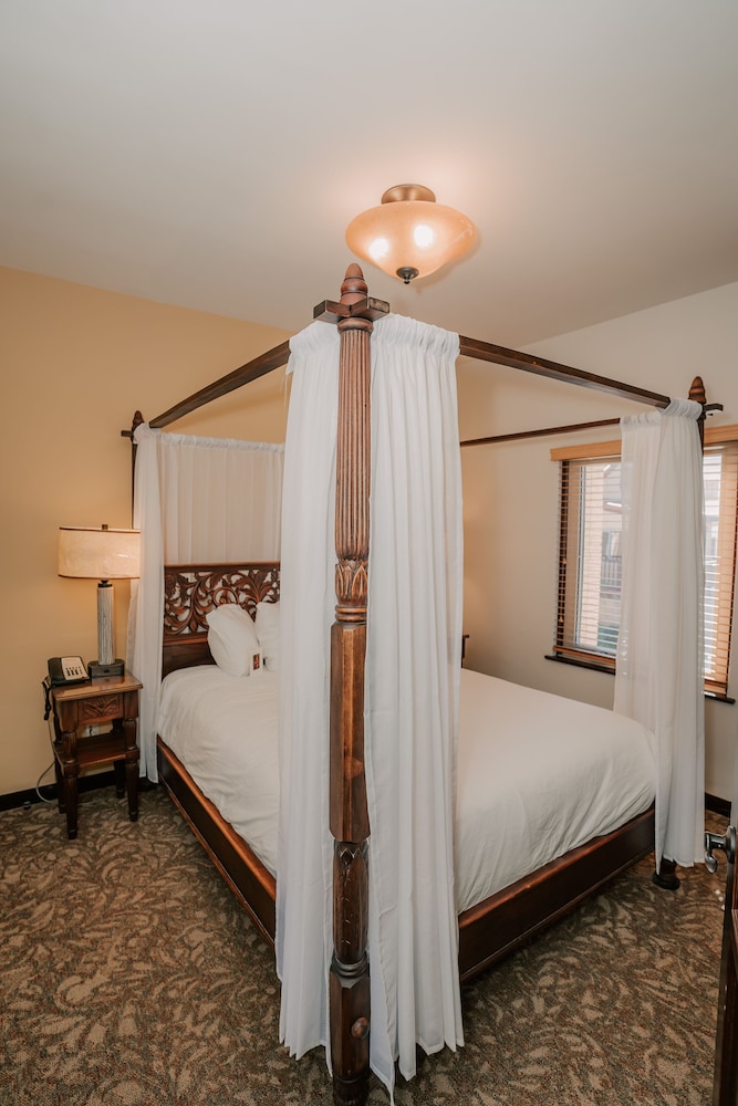 Deluxe Room, 1 Queen Bed photo 2
