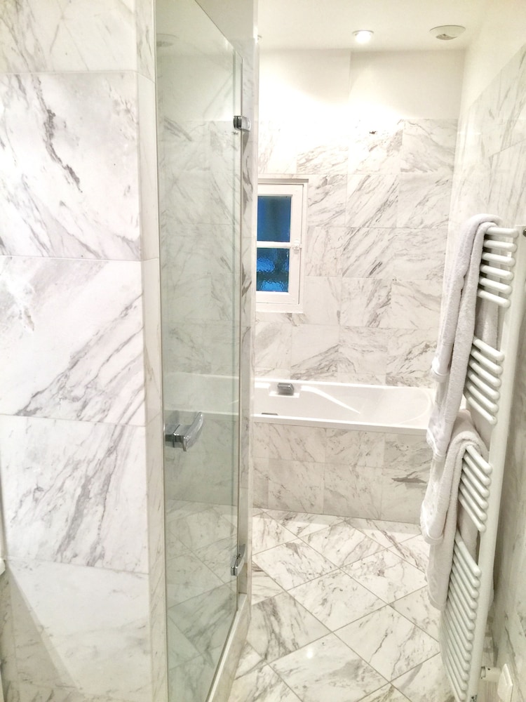 Deluxe Suite (Spa Access & Massage Included For 2) photo 2