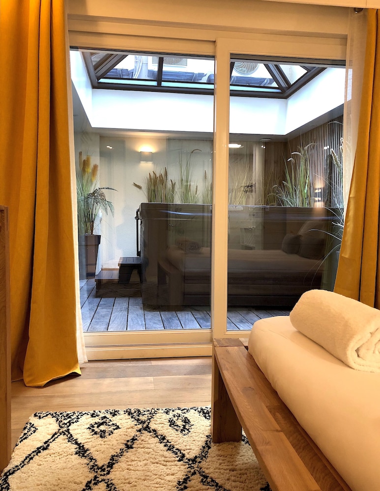 Presidential Apartment, 1 bedroom, Jacuzzi, Sauna and Pool photo 3