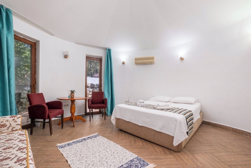 Economy Triple Room, Courtyard View photo 1