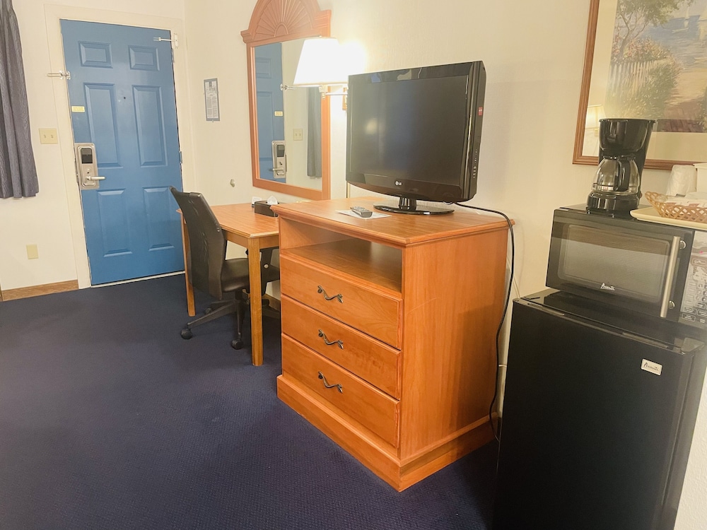 Basic Room, 1 King Bed photo 3