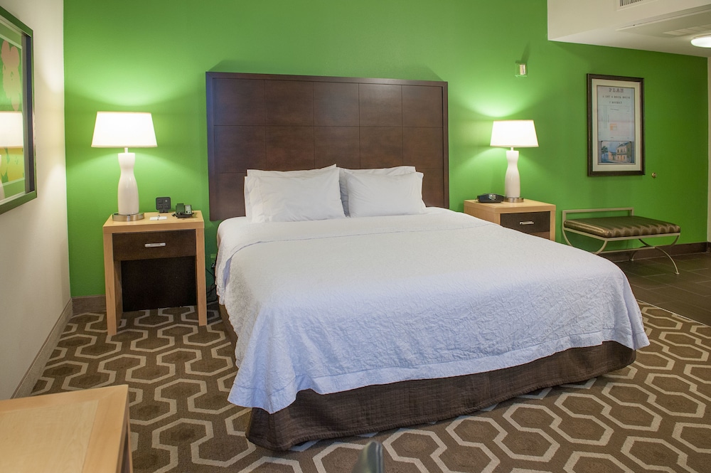 King bed with accessible tub photo 2