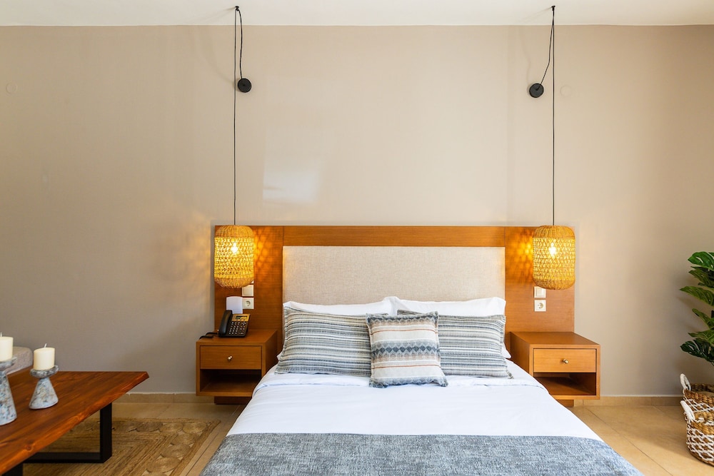 Standard Room with Pool or Mountain View - Photo 3