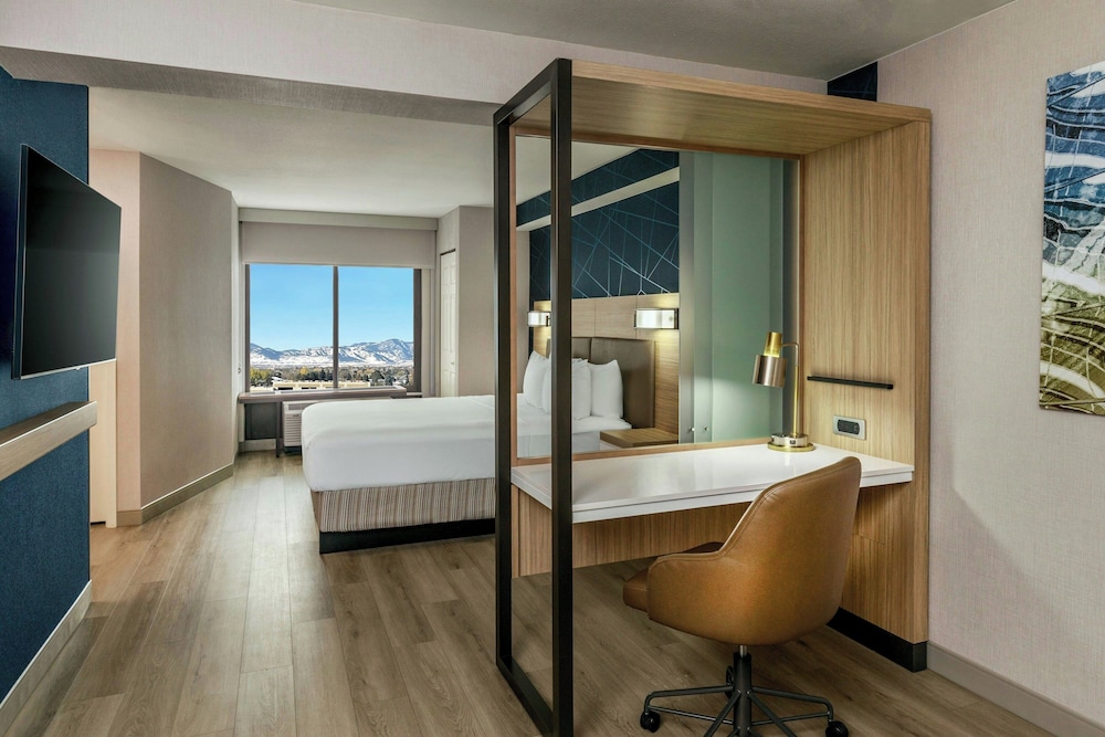 Suite, 1 King Bed with Sofa bed, Mountain View