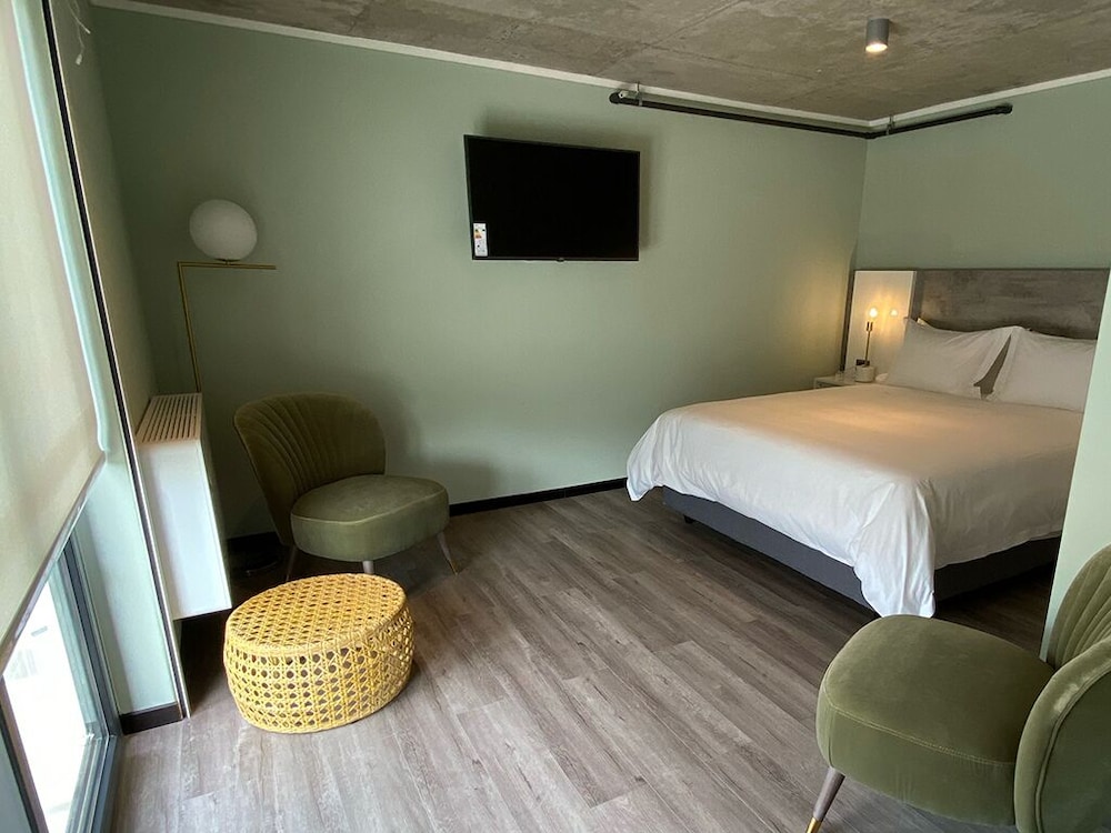 Standard Studio Suite, 1 King Bed - Photo 1