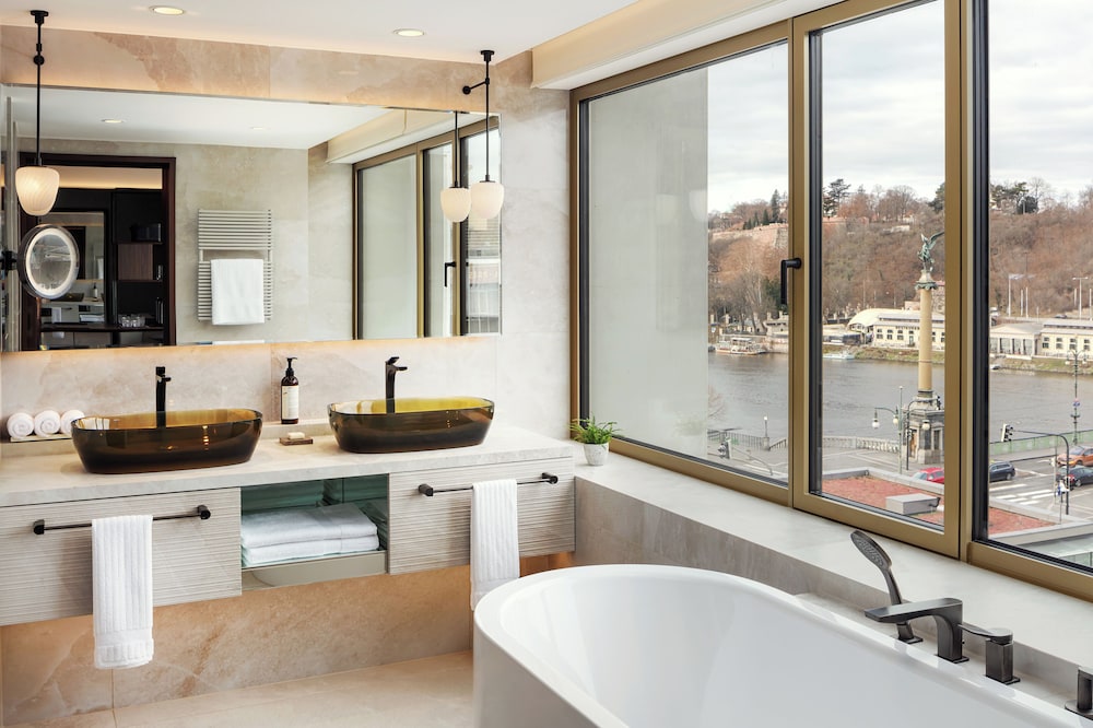 Fairmont Gold, Signature Twin Room, 2 Queen Beds, Club Lounge Access - Photo 6