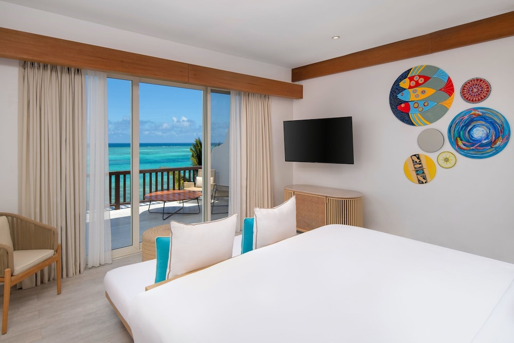 Deluxe Room, 1 King Bed, Oceanfront - Photo 5