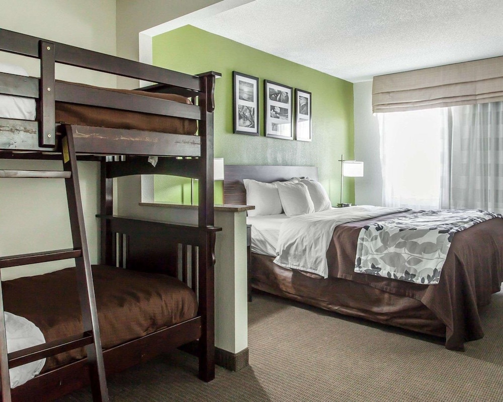 Suite, Multiple Beds, Non Smoking - Photo 16