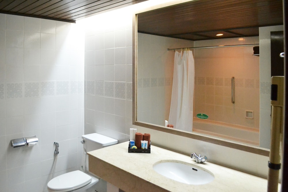 Standard Balcony (2 Queen Beds) - Photo 3