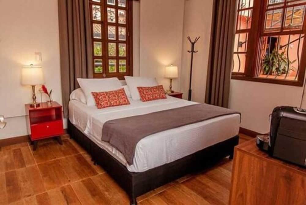 Deluxe Room, 1 Queen Bed photo 2