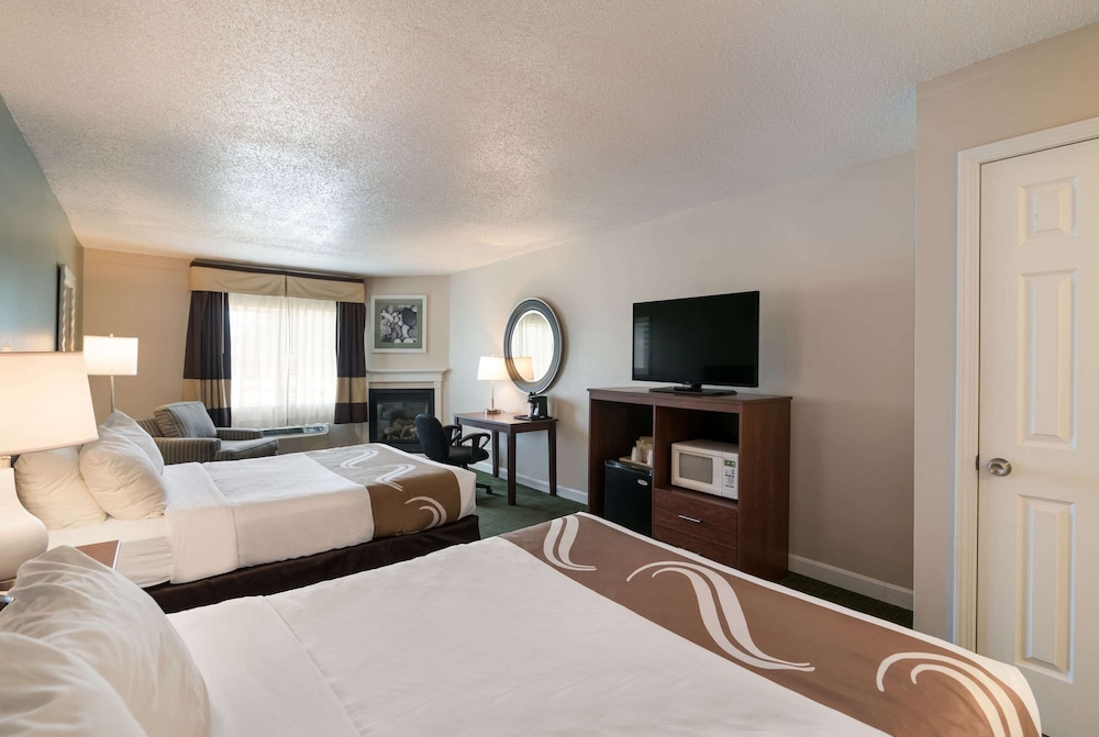 Standard Room, 2 Queen Beds, Non Smoking, Fireplace - Photo 6