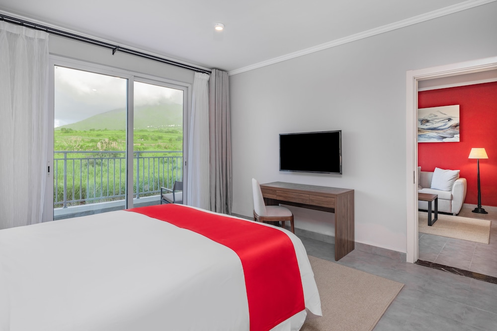 Junior Suite, Non Smoking, Partial Ocean View (1 Queen & 2 Twin Beds) photo 3