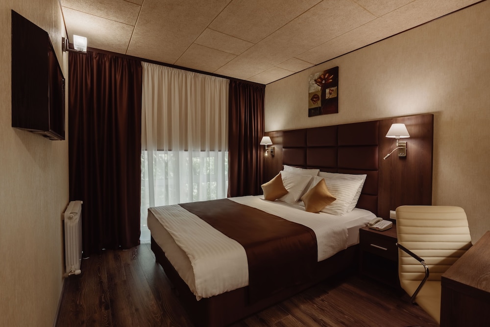 Standard Room, 1 Queen Bed, Non Smoking photo 1