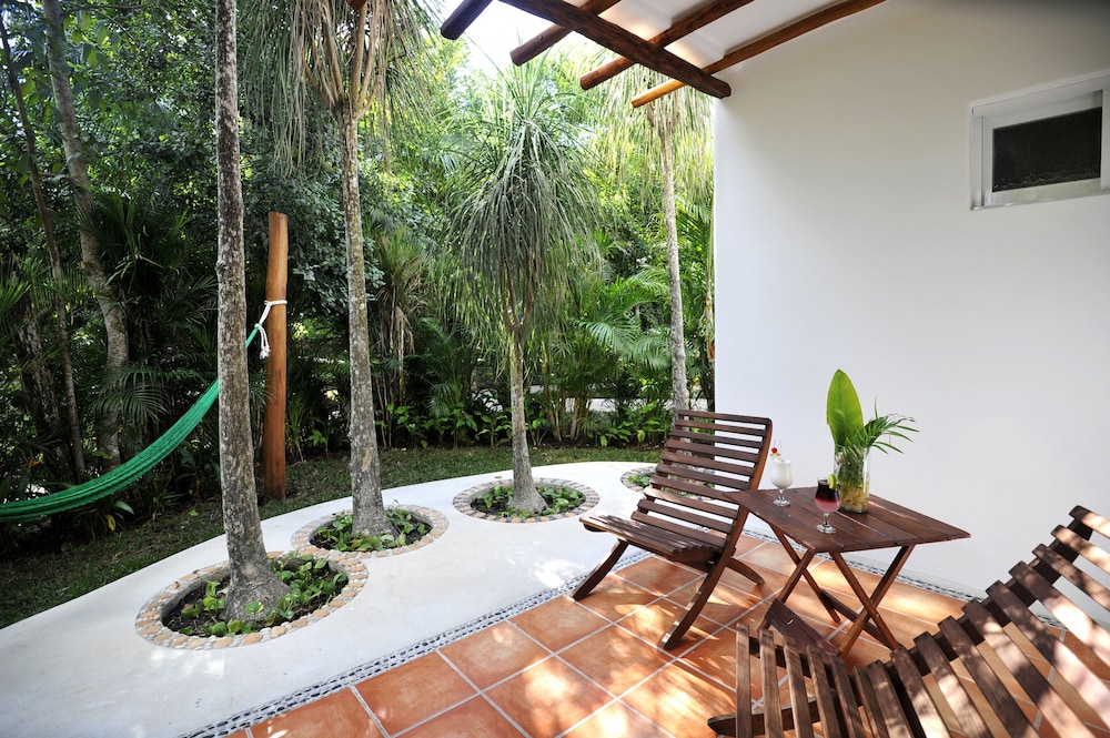 Room, 1 King Bed, Garden View - Photo 3