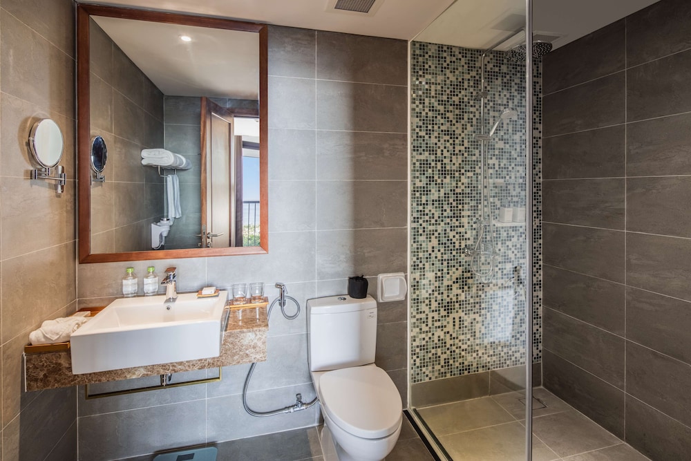 Premier Room, 1 King Bed, Balcony, Sea View photo 2