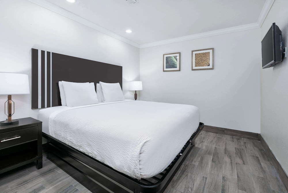 Room, 1 King Bed, Non Smoking, Pool View (Interior) - Photo 1