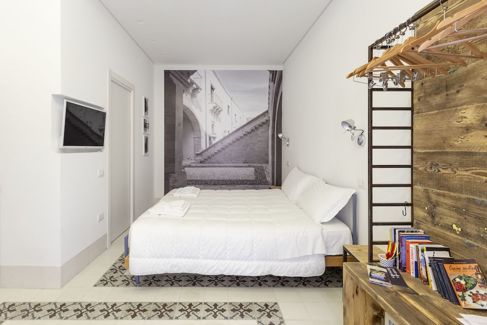 Standard Studio, 1 Queen Bed, Kitchen, Courtyard View photo 1