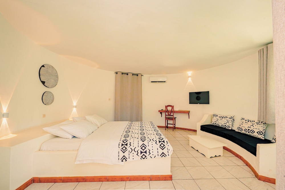 Superior Bungalow - Photo 2