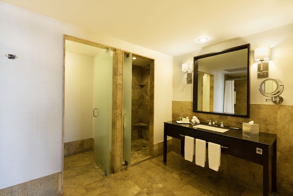 Business Suite, 1 King Bed - Photo 6