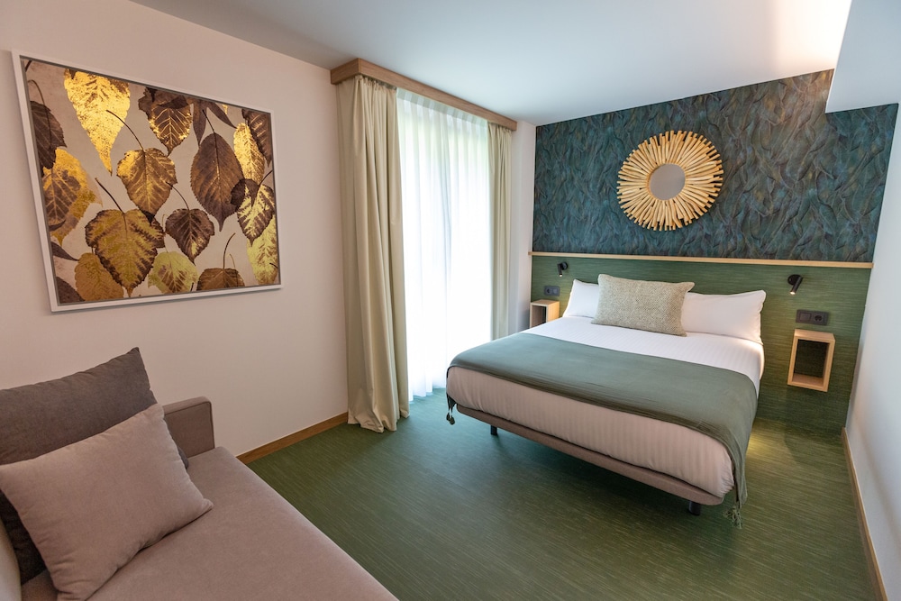 Design Double Room, 1 Queen Bed, Mountain View, Garden Area - Photo 6