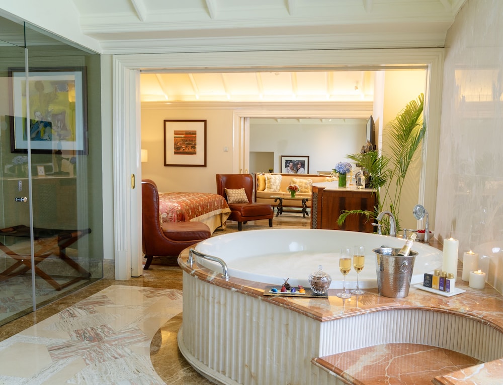 Signature Suite, 1 King Bed, Sea View photo 2